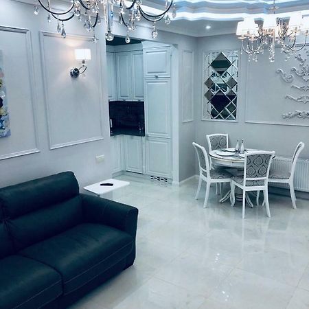 White Apartments In Arcadia Odesa Exterior photo