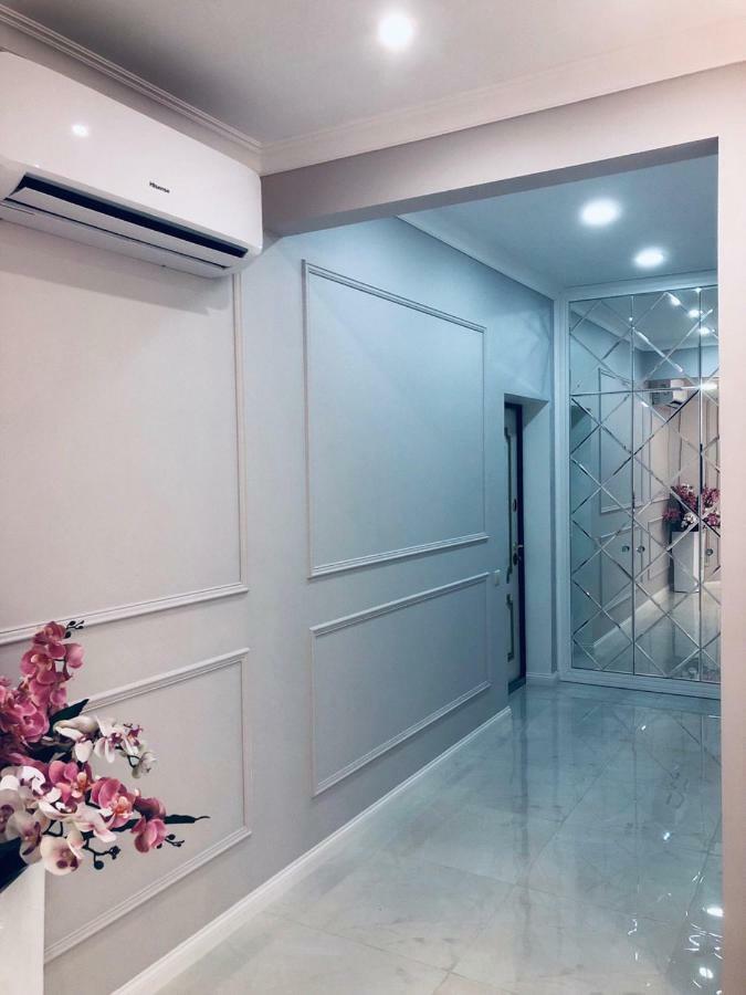 White Apartments In Arcadia Odesa Exterior photo